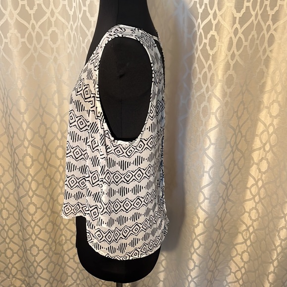 Forever 21 black and white women’s top with black button front. Size M - Picture 5 of 7